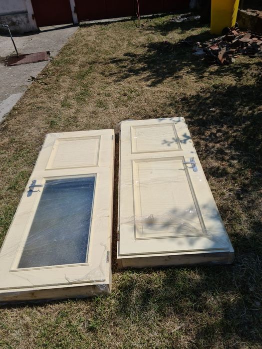 Uși făcute din lemn de tei