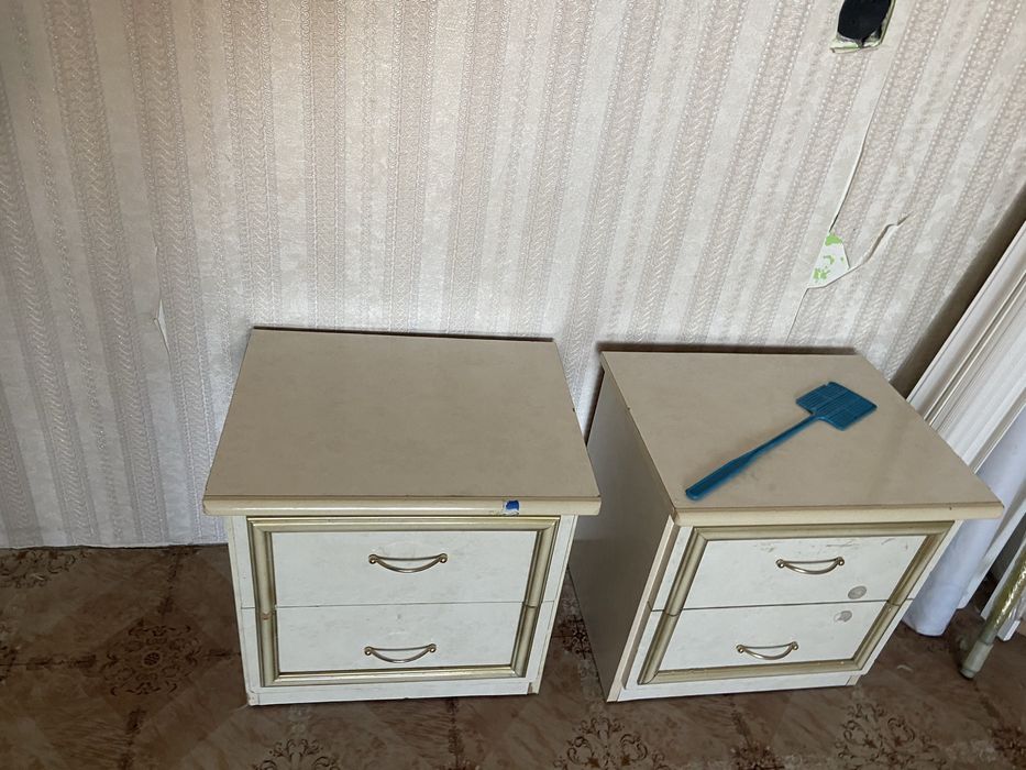 Продаётся комод + зеркало + 2 тумбочки