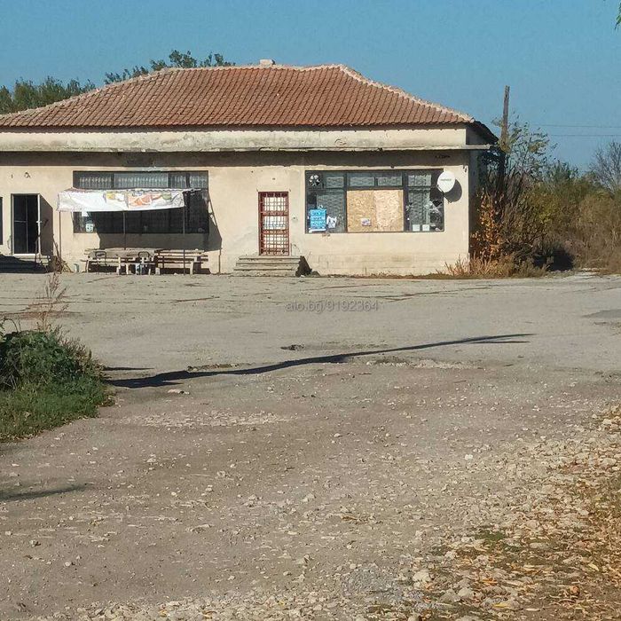 Голям парцел с къща в Черноморци