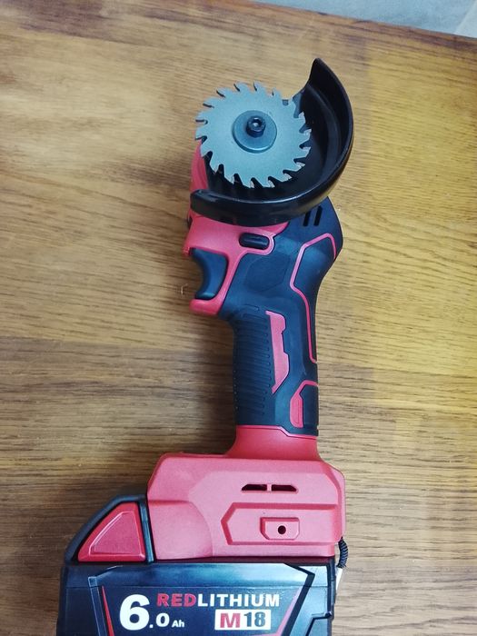 Mini flex Milwaukee cu o baterie de 6A