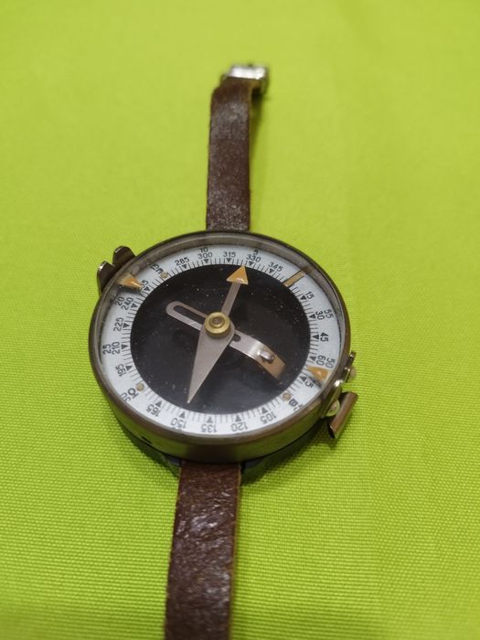 Продавам два компаса