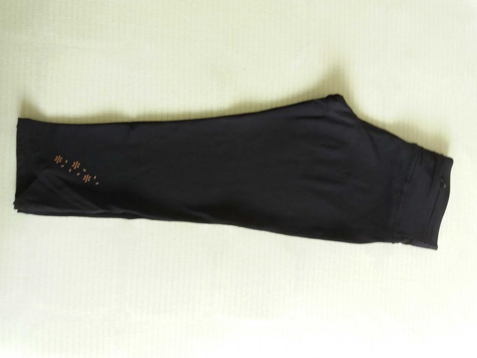 Различни модели дамски спортни дрехи- потници, клин