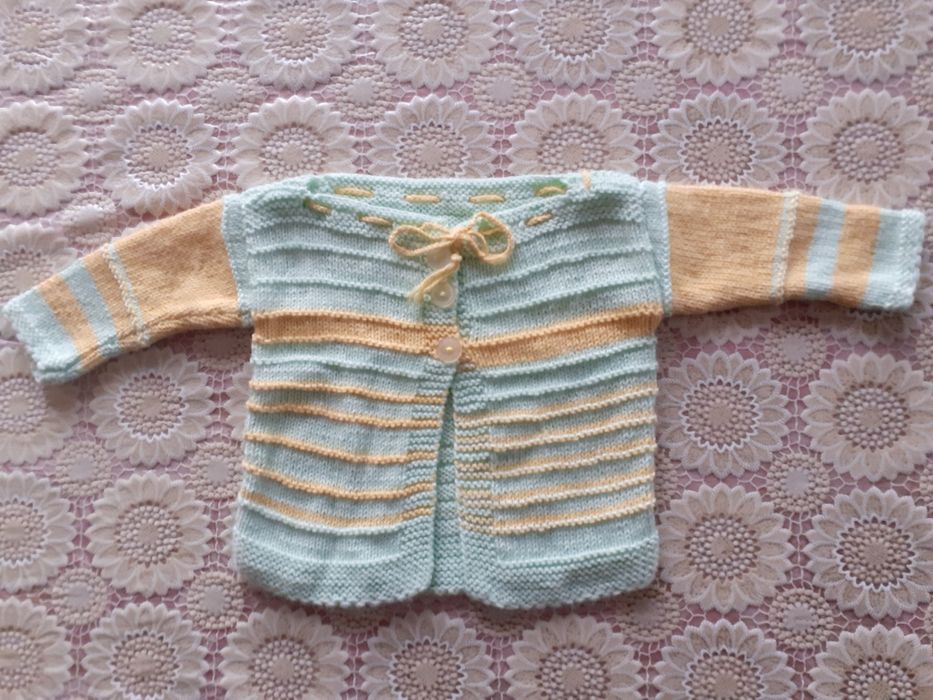 Бебешки ръчно плетени жилетка и блуза