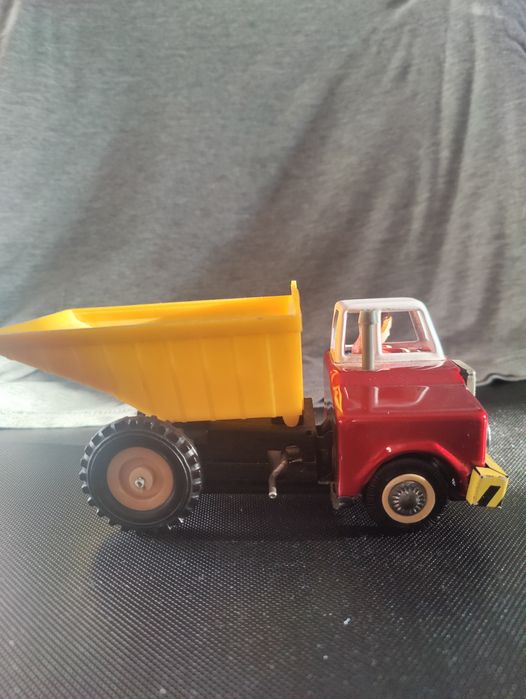 Vînd mașinuță chinezească de tablă din perioada anilor '70.