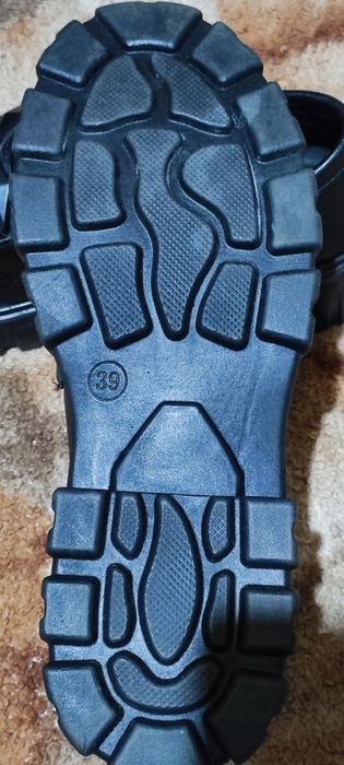 Продаю обувь 39 размер