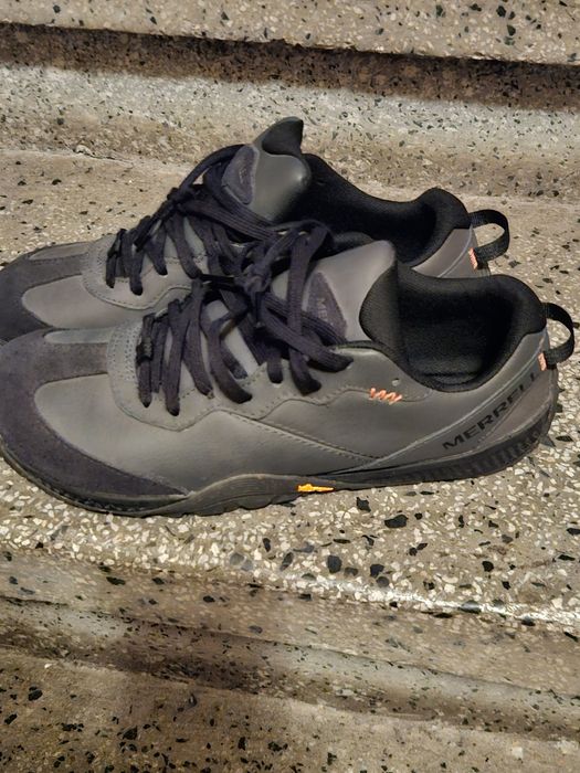 Лот от маратонки маркови