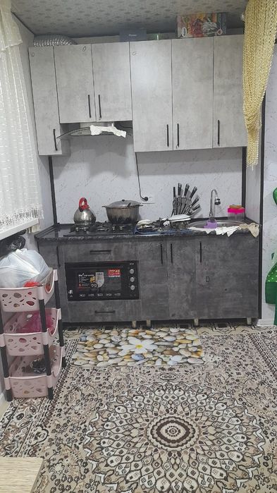 Uy sotiladi 3-xonali. 4-m.k.r.Yo'l yuzida 1 etaj