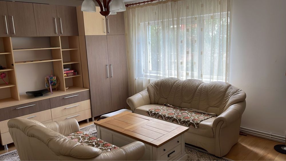 Persoana fizica inchiriez urgent apartament 4 camere in zona centrala