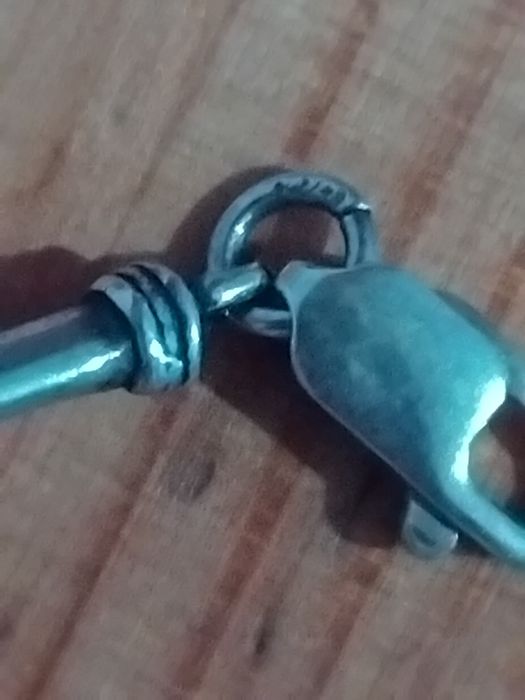 Продават се сребърни гривни