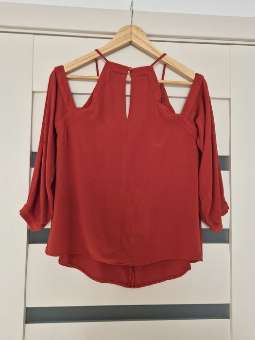 Bluza cu umeri goi