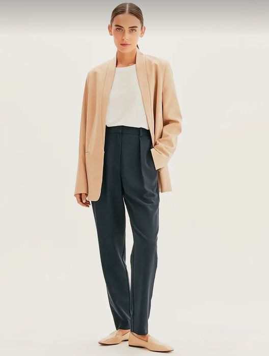 Продаю костюм брючный