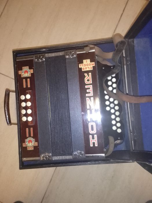 vând acordeon hohner