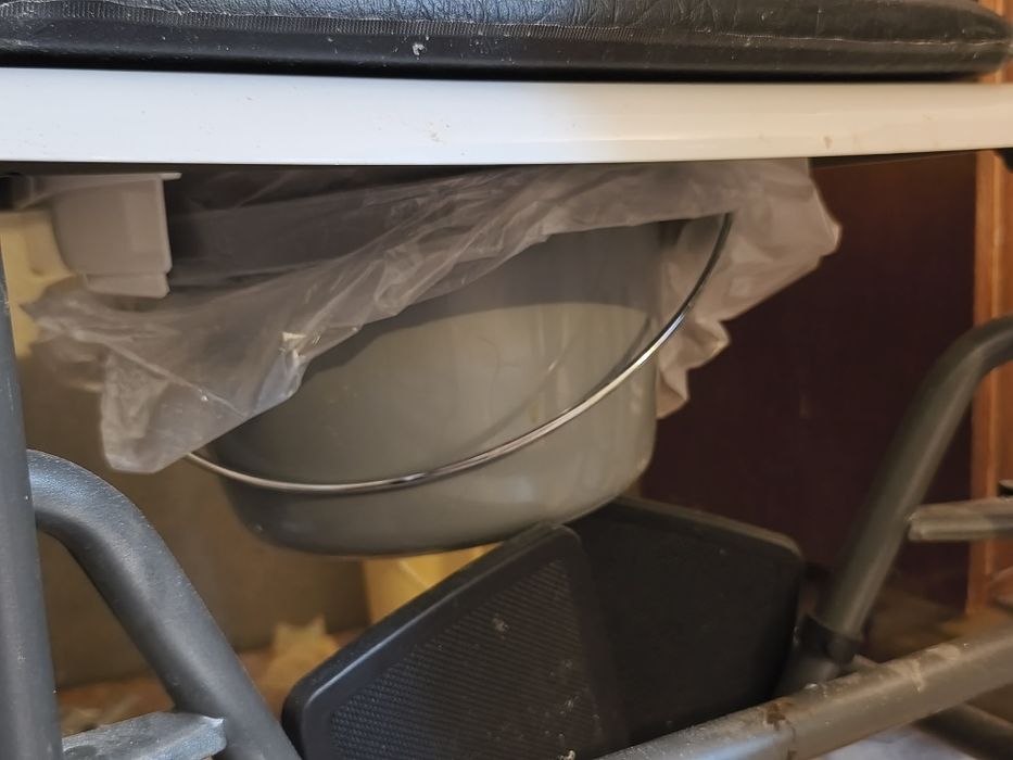 Подвижен тоалетен стол, инвалидна количка