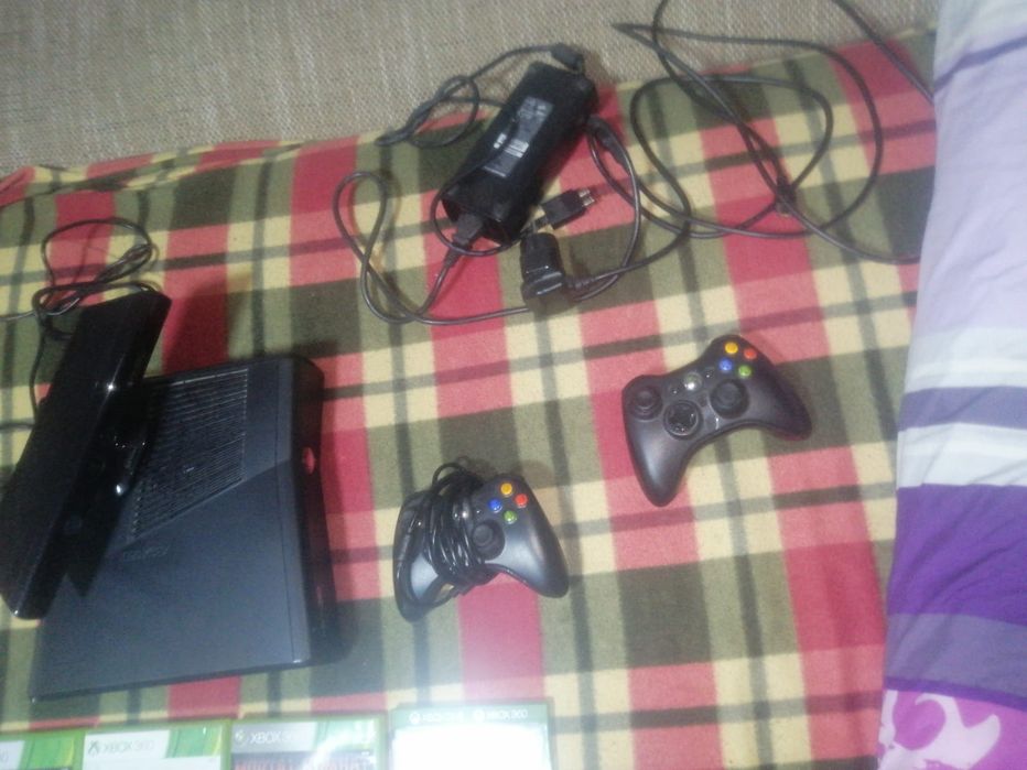 Продам Xbox 360 S (модель 1439) Кинект.