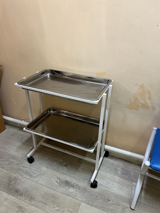 Медицинский стол для приборов