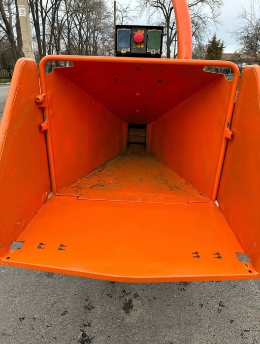 Рязане на опасни дървета и клони. Услуги със самосвал и дробилка .