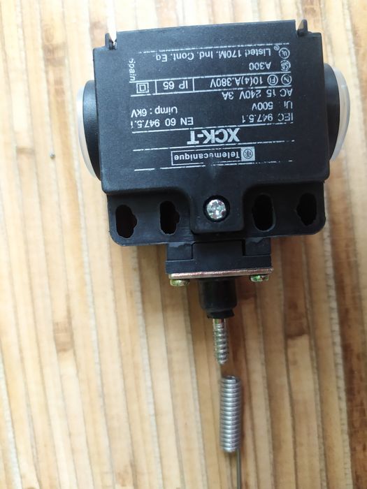 Датчик с пружинным контактом