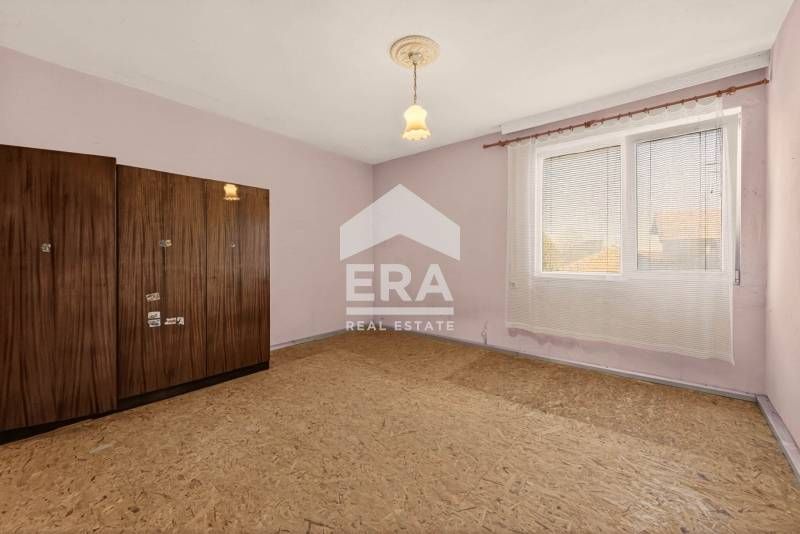 Двуетажна ексклузивна къща за продажба, с гараж и двор, на ул. Галатея