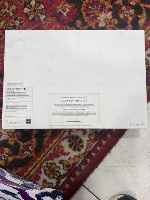 Macbook M1 sotiladi holati ideal bir qoʻl