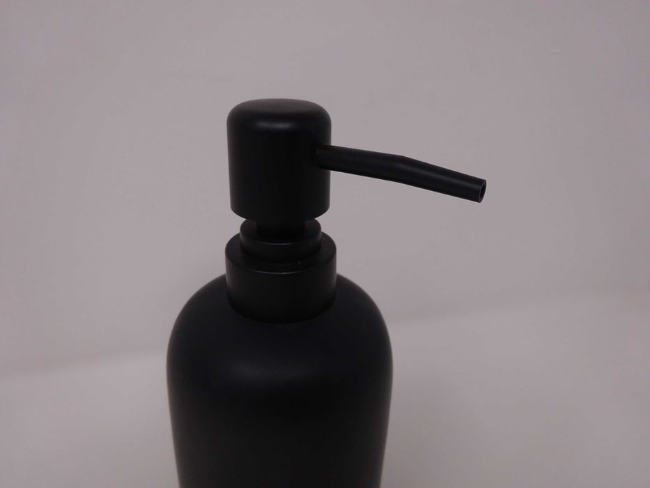 Нов стилен диспенсър за течен сапун /цвят - черен мат/
