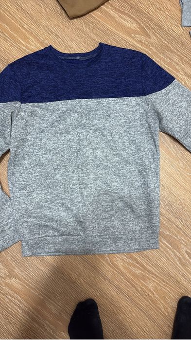 продается много мужской одежды