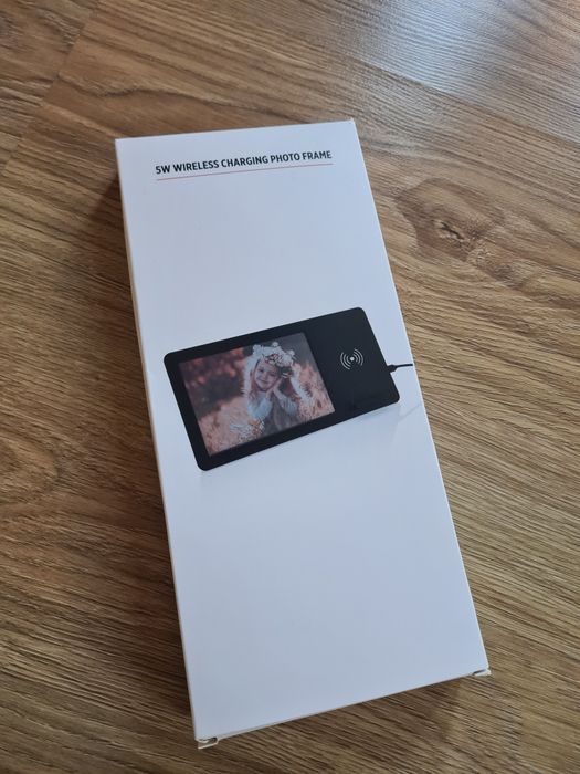 Incarcator wireless 5W nou. Are si rama pentru a incorpora o poza.