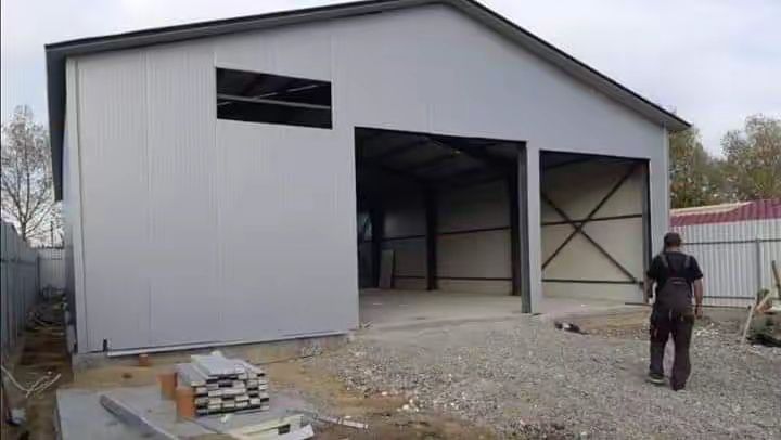 Hale metalice structurii complete
Lățime lungime și h 
5x20x4
6x20x4
8x20x4
10x20x4
12x20x4
14x20x4
16x20x4
18x30x4
20x50x4
Structurile sunt confecțio