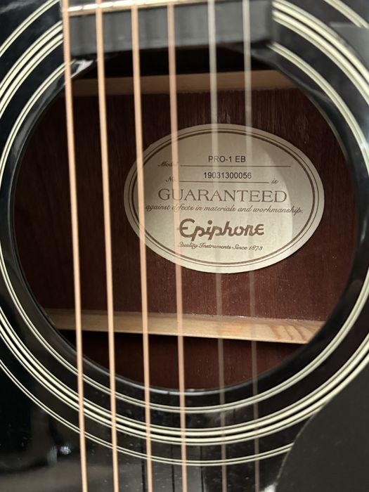 Продается акустическая гитара