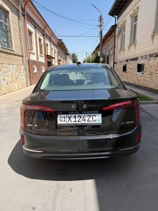 продаётся  HongQi E-QM5