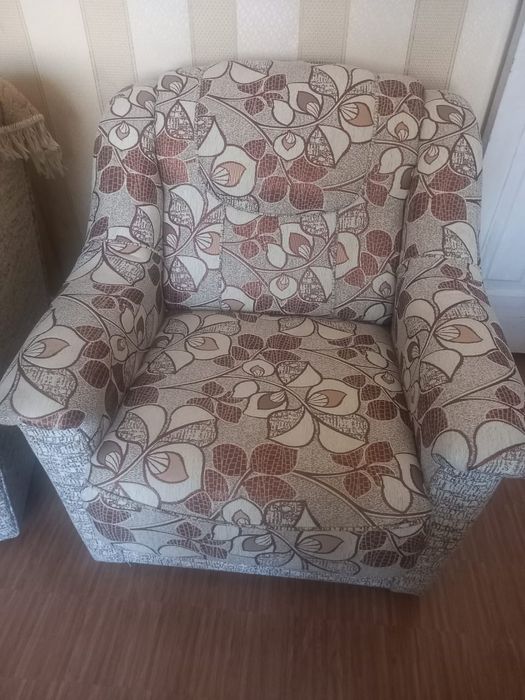 Продается диван с креслами.