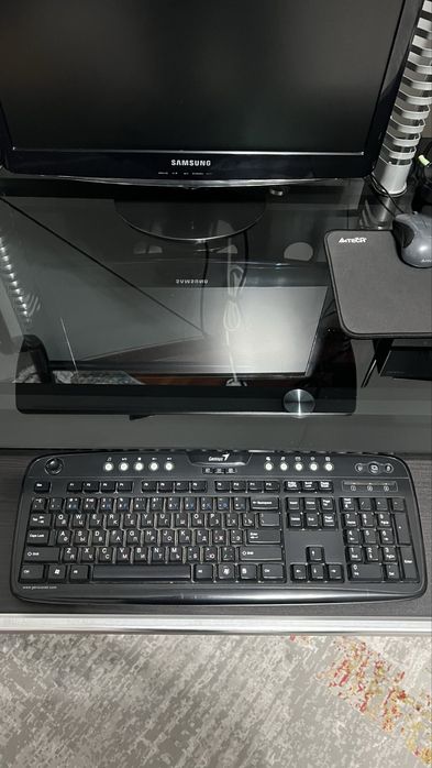 Компьютерный стол, компьютер и аксессуары, колонки Microlab