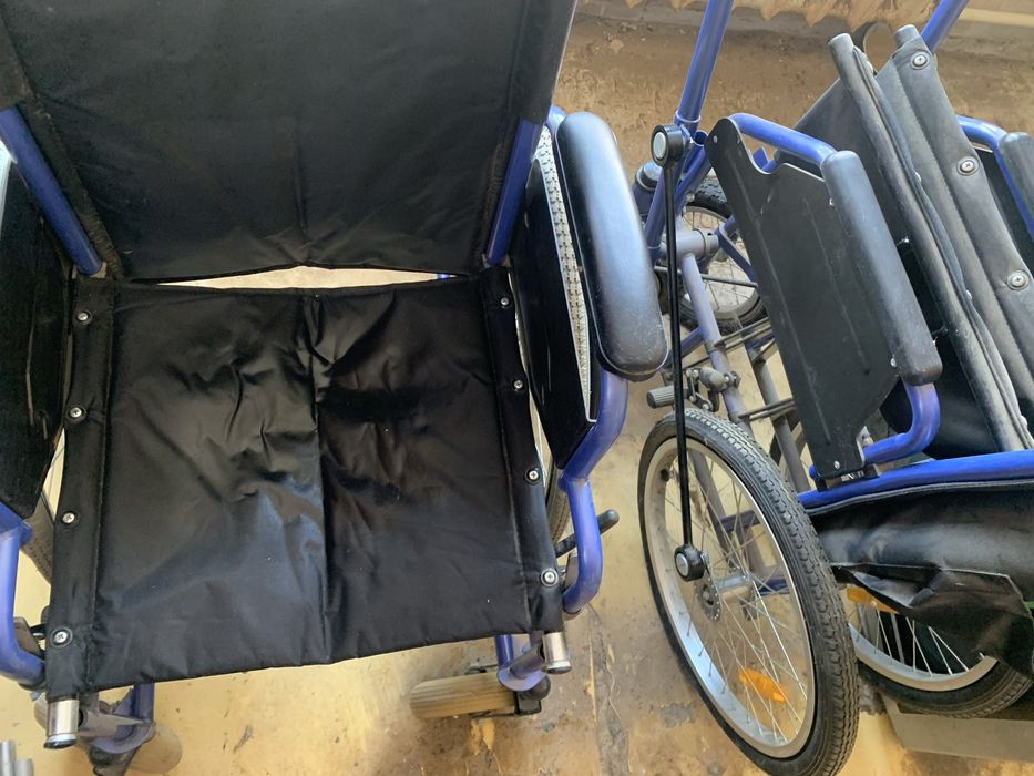 Продам недорого инвалидное кресло, трость, костыли.