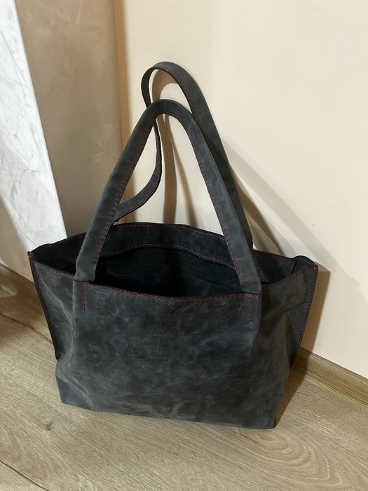 Дамска чанта от естественна кожа.