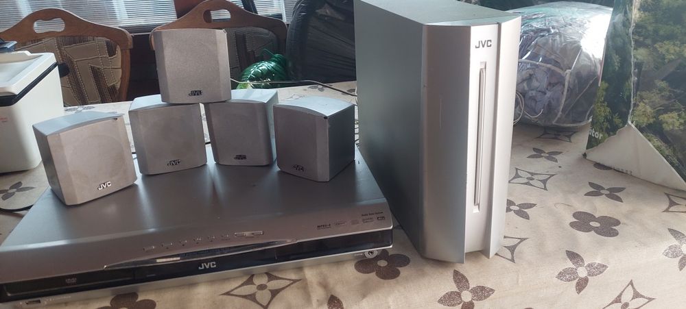 Vând sistem audio JVC