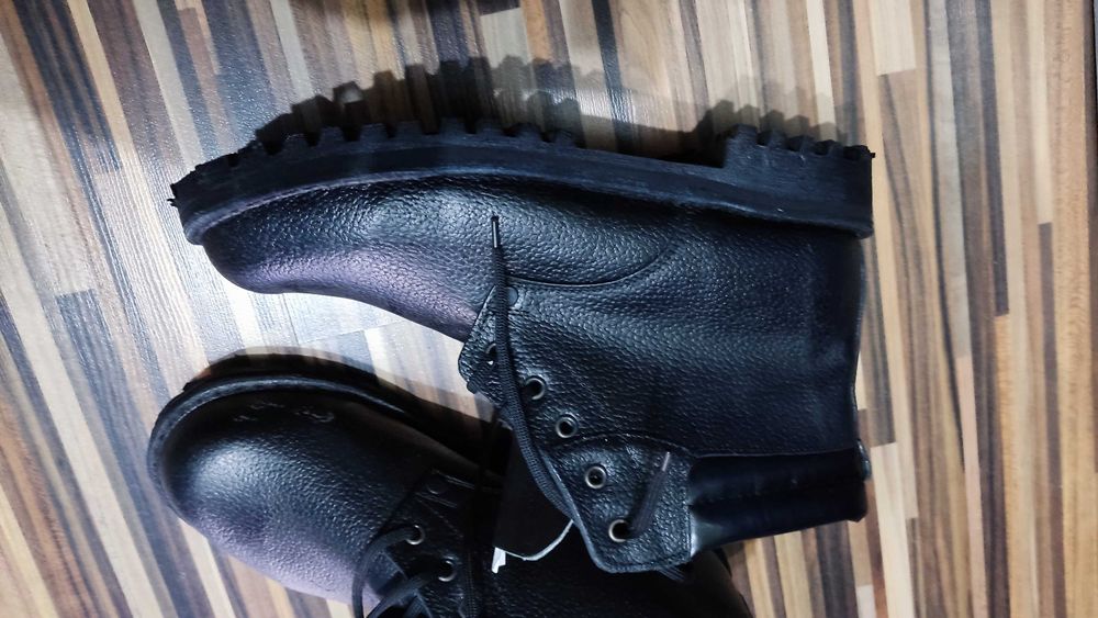 Vand 2 perechi bocanci piele noi numarul 42