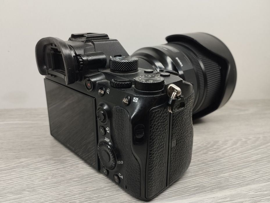 Sony Alpha A7 3, Sigma 24-105 obyektiv bilan 
Sony 24-105 E MOUNT bila