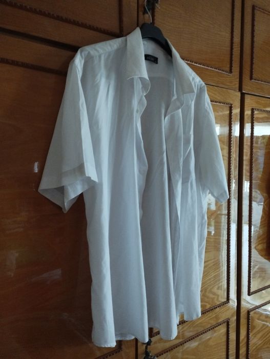 Vând cămăși mărimea 49
