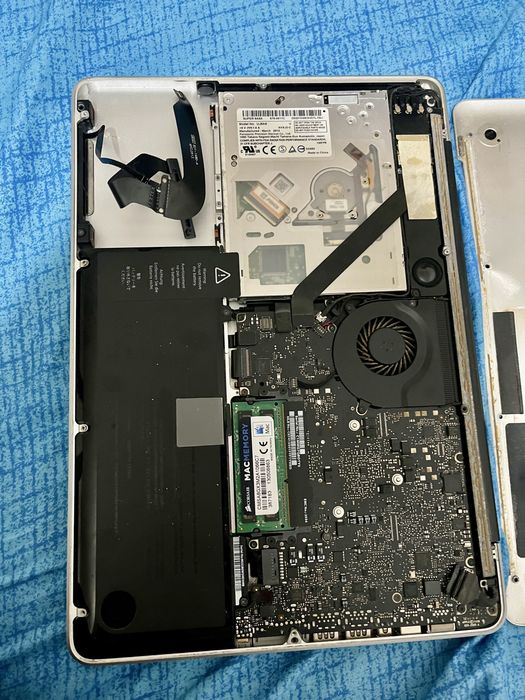 MacBook Pro 13'' (Mid 2011) -fără SSD/încărcător- pt piese/reparații