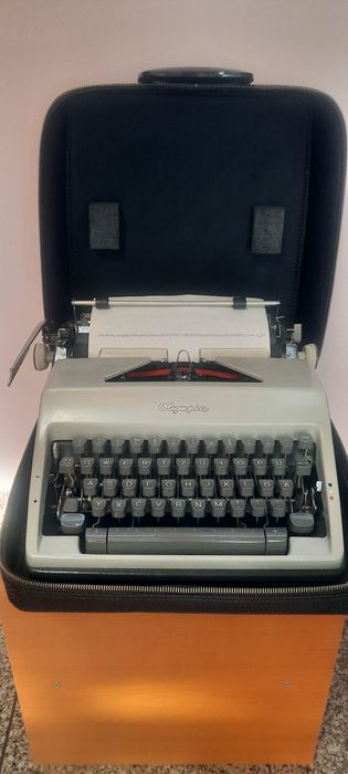 Mașină de scris Olympia impecabilă