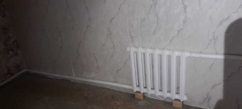 Пррдам трубы и батареи отопления.