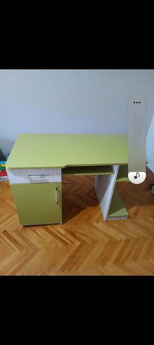 Офис бюро в бяло и зелено океан