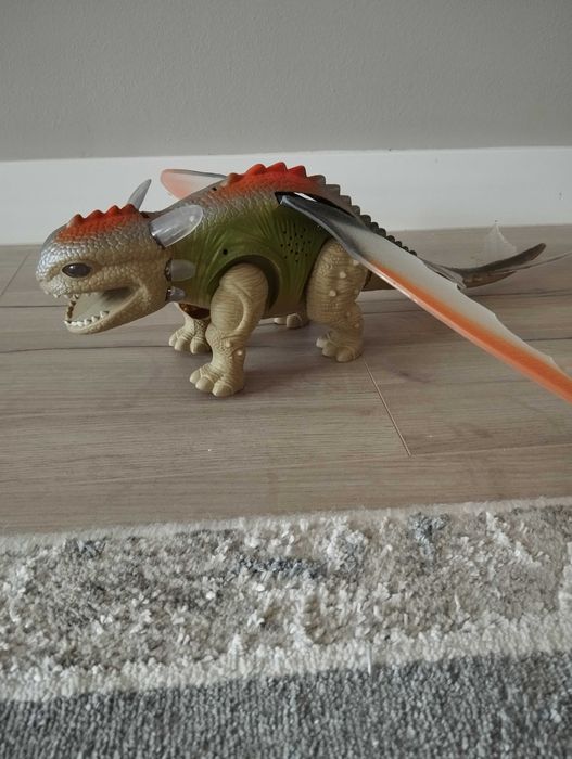 Продам игрушку дракон на батарейках