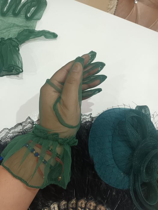 Капела със ръкавици