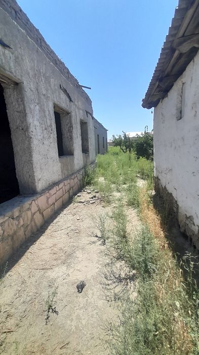 Курилиши тугалланмаган 8 сутихли учаска сотилади. Нархи жойида келишил