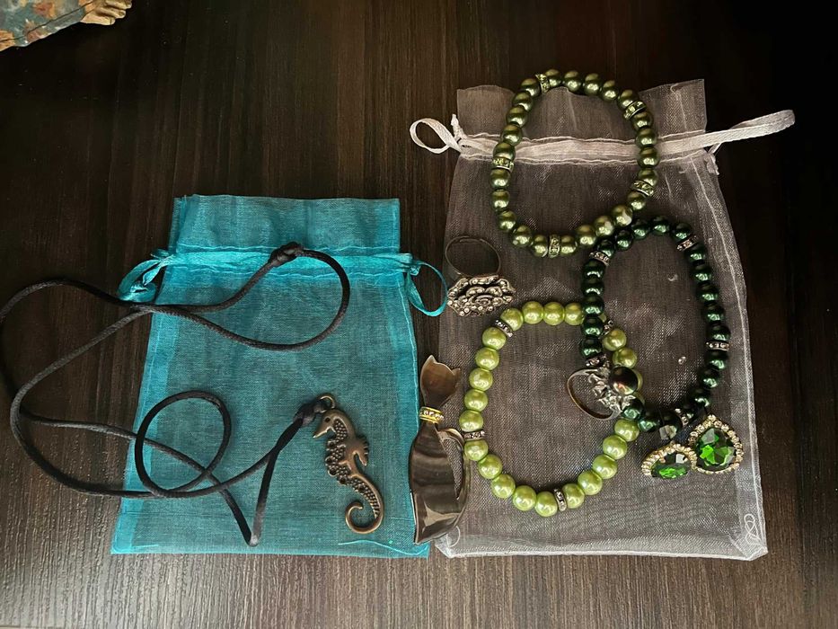 Продават се стилни бижута в отлично състояние