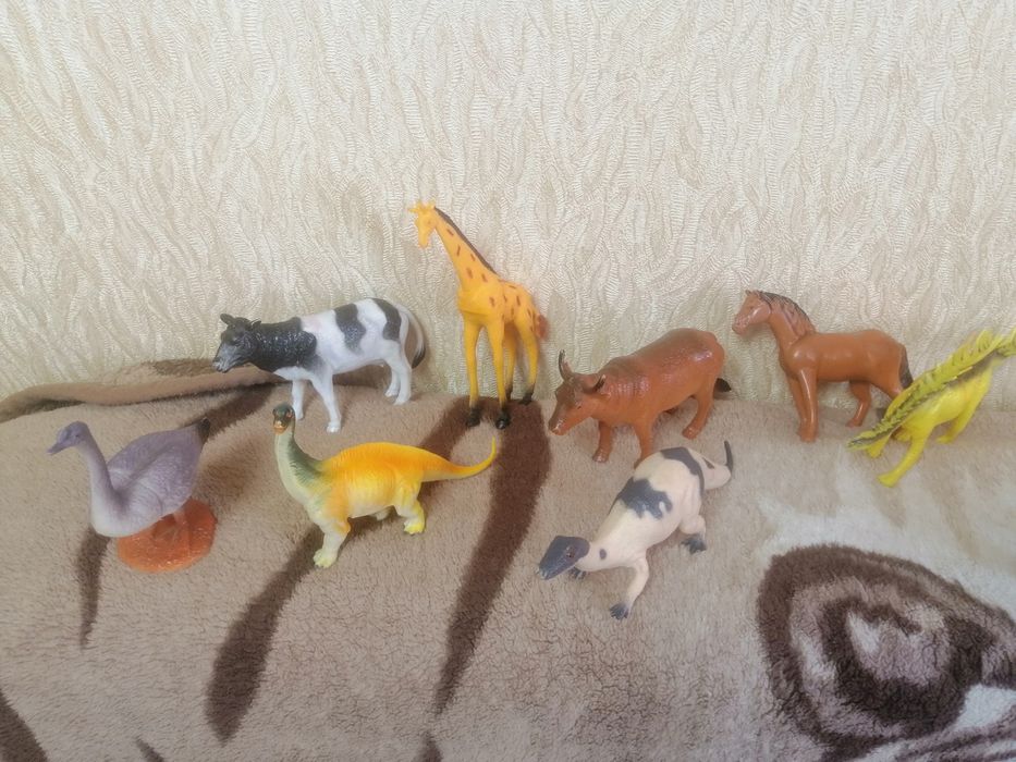 Много игрушек зверей