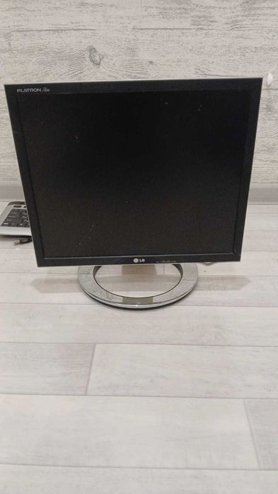 Два небольших монитора Самсунг и LG