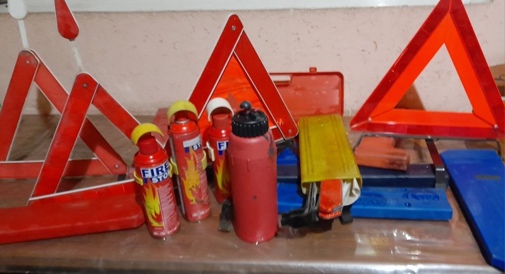 Аварийный знак и огнетушитель