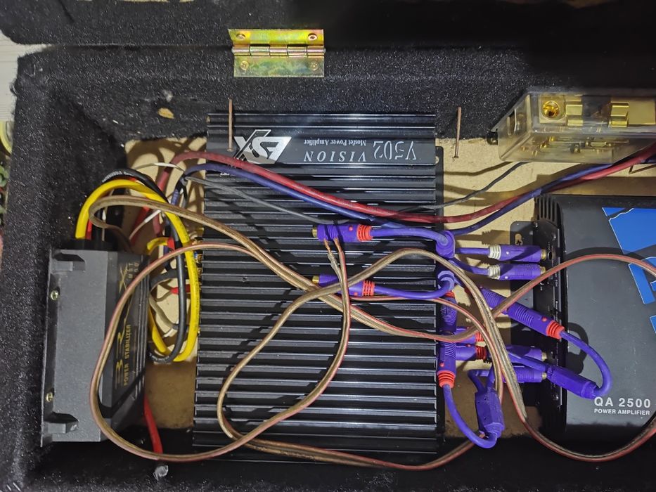 Автомобилна музика комплект усилватели / бушони / филтри / кабели