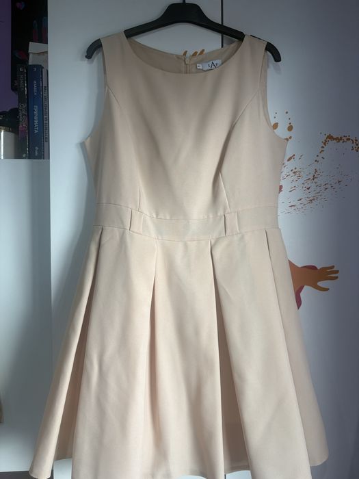 Бежова средно къса рокля